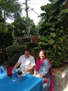 Ein Mann und eine Frau sitzen an einem Tisch in der Unterkunft Hotel Traditional Inn in Neu-Delhi