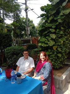 Ein Mann und eine Frau sitzen an einem Tisch in der Unterkunft Hotel Traditional Inn in Neu-Delhi