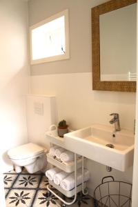 uma casa de banho com um lavatório e um WC em Appartement 4 Seasons Katwijk aan Zee em Katwijk aan Zee