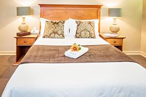 เตียงในห้องที่ Nolangeni Hotel