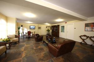 una gran sala de estar con sofás y sillas. en T'AMI Hotel Resort Spa, en Selvino