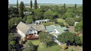una vista aerea di una grande casa con alberi di Amble Inn Guest House a Empangeni