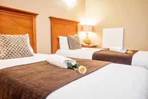 เตียงในห้องที่ Nolangeni Hotel