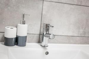 Kúpeľňa v ubytovaní FUDA APARTAMENT DZIECI WRZESIŃSKICH 6/1/1