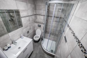 Kúpeľňa v ubytovaní FUDA APARTAMENT DZIECI WRZESIŃSKICH 6/1/1