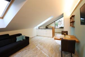 ein Wohnzimmer mit einer Couch und einem Tisch in der Unterkunft Gästehaus Alte Glaserei in Neustadt an der Weinstraße