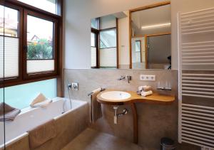 Ein Badezimmer in der Unterkunft Gästehaus Alte Glaserei
