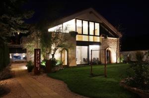 ein Haus in der Nacht mit vielen Fenstern in der Unterkunft Gästehaus Alte Glaserei in Neustadt an der Weinstraße