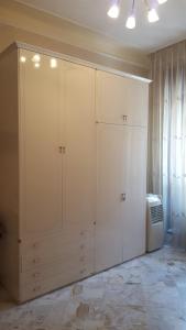 - un placard blanc avec des armoires blanches dans l'établissement Casa vacanze Puccini, à Lecce