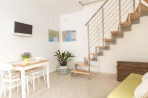 - un salon avec une table et un escalier dans l'établissement Lea's House independent solution, à Naples