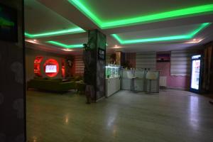 una habitación con luces verdes en el techo y un bar en Dimet Park Hotel en Van