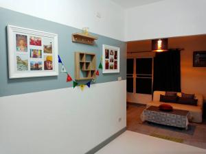 ein Wohnzimmer mit Sofa und Tisch in der Unterkunft Sunbeam Cottage in Ko Chang