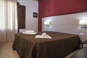 MazzarinoにあるAgriturismo Alpaのベッド1台(タオル2枚付)が備わる客室です。