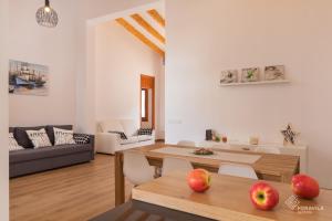 坎皮卡福特Casa Embat的客厅配有沙发和苹果桌