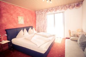 Łóżko lub łóżka w pokoju w obiekcie Pension Waldruh - Tannenheim