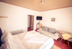 Łóżko lub łóżka w pokoju w obiekcie Pension Waldruh - Tannenheim