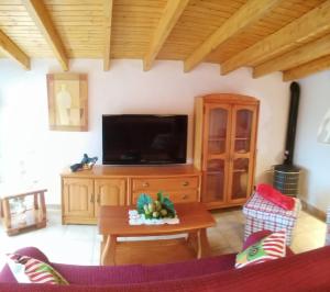 TV a/nebo společenská místnost v ubytování Chalet Ruta Las Lagunetas