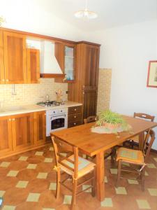 Kuchyňa alebo kuchynka v ubytovaní Guidaloca Bay House con mini-piscina Scopello + 11 fotografií