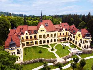 - une vue aérienne sur un grand bâtiment avec une cour dans l'établissement Rubezahl-Marienbad Luxury Historical Castle Hotel & Golf-Castle Hotel Collection, à Mariánské Lázně