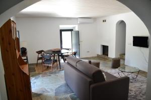 uma sala de estar com um sofá e uma mesa em Herdade Ribeira de Borba em Vila Viçosa