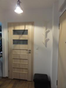 ヴロツワフにあるApartament Pixel Houseの黒い便の付いた部屋のドア