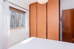 Uma cama ou camas num quarto em Cosy apartment in Almada