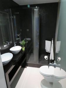 een badkamer met 2 wastafels en een douche bij TEJO HOUSE RIVER Lisbon (Cacilhas) in Almada