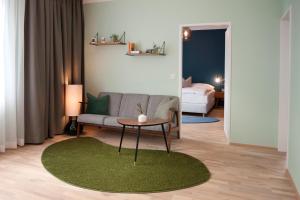 uma sala de estar com um sofá e uma mesa em URBANAUTS FLATS Cubierta em Linz