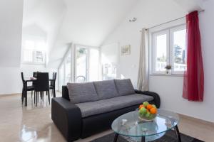 ein Wohnzimmer mit einem Sofa und einem Glastisch in der Unterkunft Hedera Estate, Hedera A52 in Dubrovnik