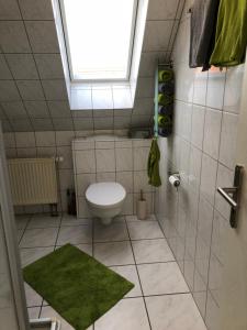 baño pequeño con aseo y ventana en Appartement Sonnenschein en Hüllhorst