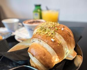 um pão num prato sobre uma mesa em Vomero House em Nápoles