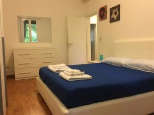 sypialnia z łóżkiem z ręcznikami w obiekcie Procaccini Apartment w Bolonii