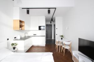 Η κουζίνα ή μικρή κουζίνα στο Baltic Accommodation 1 - Rumbi 4-36