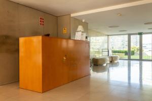 una grande hall con reception in un edificio di Portus Vita Apartamento T0 Duplex a Vila Nova de Gaia