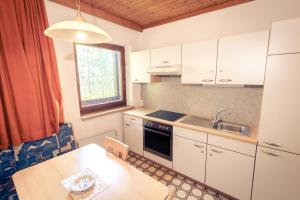 Kuchnia lub aneks kuchenny w obiekcie Pension Waldruh - Tannenheim