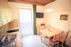 Telewizja i/lub zestaw kina domowego w obiekcie Pension Waldruh - Tannenheim
