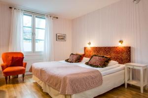 Postel nebo postele na pokoji v ubytování Trosa Stadshotell & Spa