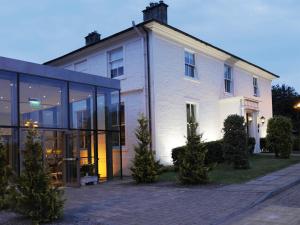 un edificio blanco con muchas ventanas en Macdonald Crutherland House, en East Kilbride
