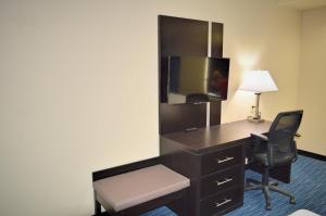 una camera d'albergo con scrivania e sedia di Karnes City Lodge a Karnes City