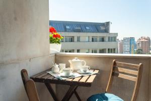 un tavolo con 2 sedie e un set per la preparazione del tè sul balcone di Portus Vita Apartamento T0 Duplex a Vila Nova de Gaia