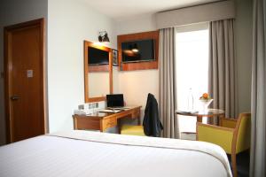Rúm í herbergi á Treacys Hotel & Leisure Centre Waterford