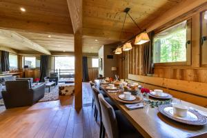 uma sala de jantar com uma mesa longa numa casa em Chalet Noemie em Les Houches