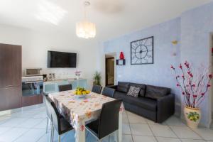 Μια τηλεόραση ή/και κέντρο ψυχαγωγίας στο DOMUS VIGNA Fusco, Vista Mare, Amalfi Coast