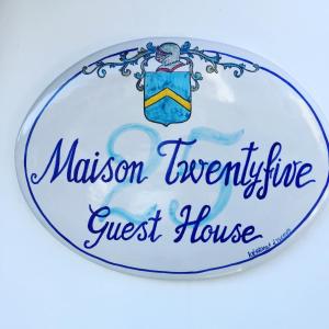 una señal para una casa de huéspedes turquesa musniana en Maison Twentyfive en Isquia