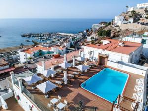 z góry widok na hotel z basenem i ocean w obiekcie IG Nachosol Premium Apartments by Servatur (Adults Only) w mieście Puerto Rico de Gran Canaria