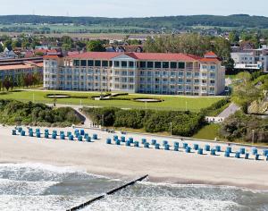 an aerial view of a hotel on the beach at Morada Strandhotel Ostseebad Kühlungsborn in Kühlungsborn