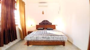 a bedroom with a bed in a room at Guest House Basilea in Beruwala