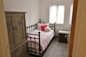 ボーンマスにある94a Flat 1Gladstone Road Eastのベッドルーム1室(ピンクのシーツが敷かれたベッド1台、窓付)