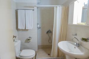 Koupelna v ubytování Faris Hotel