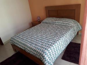 ラゴスにあるCasa da Tiaのベッド(青と白の毛布付)